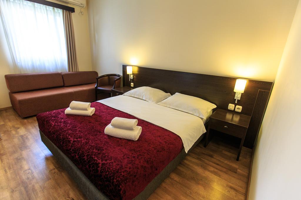 בודווה Lucic Rooms & Suites מראה חיצוני תמונה